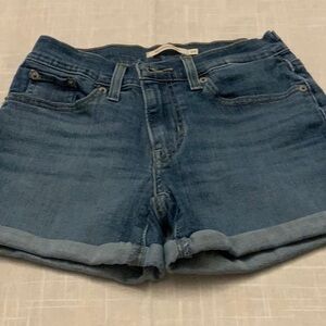 Used Levi’s Mid Length Cuffed Short Size 24